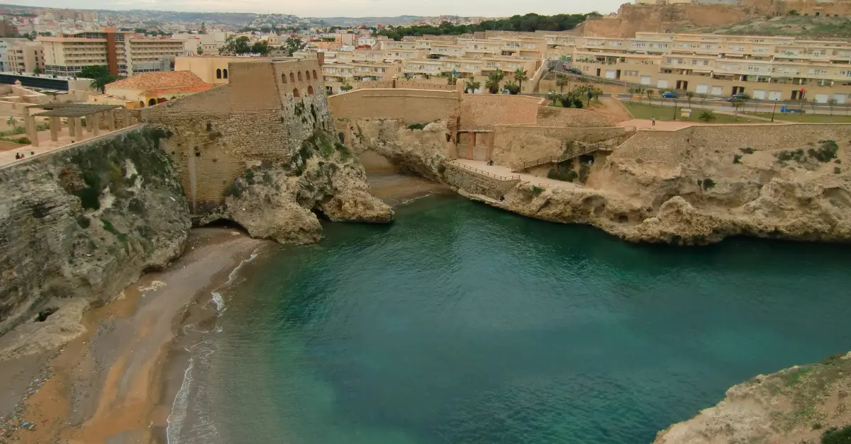 Les espagnols fuient la ville de Ceuta au Maroc