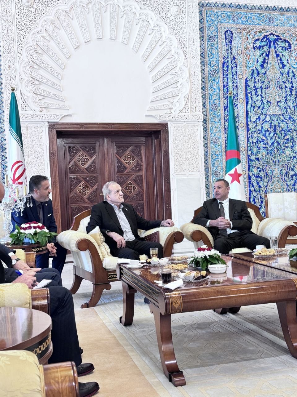 Pendant que l’Iran frappe le Golfe, Alger accueille le président iranien
