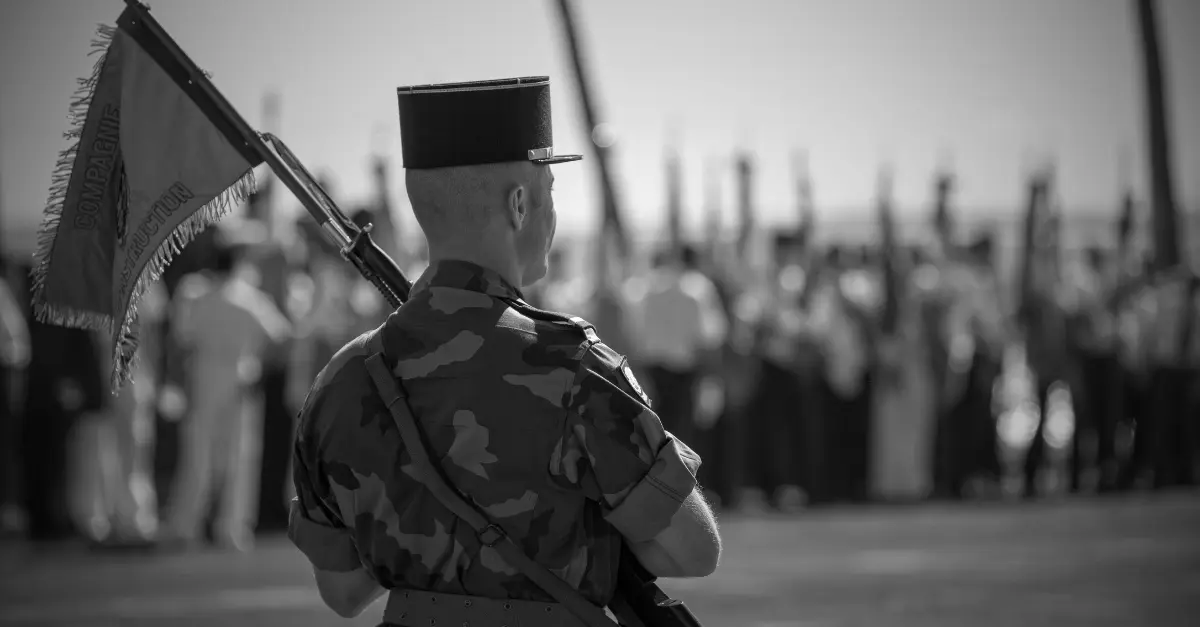 Soldat français tenant le drapeau de son régiment