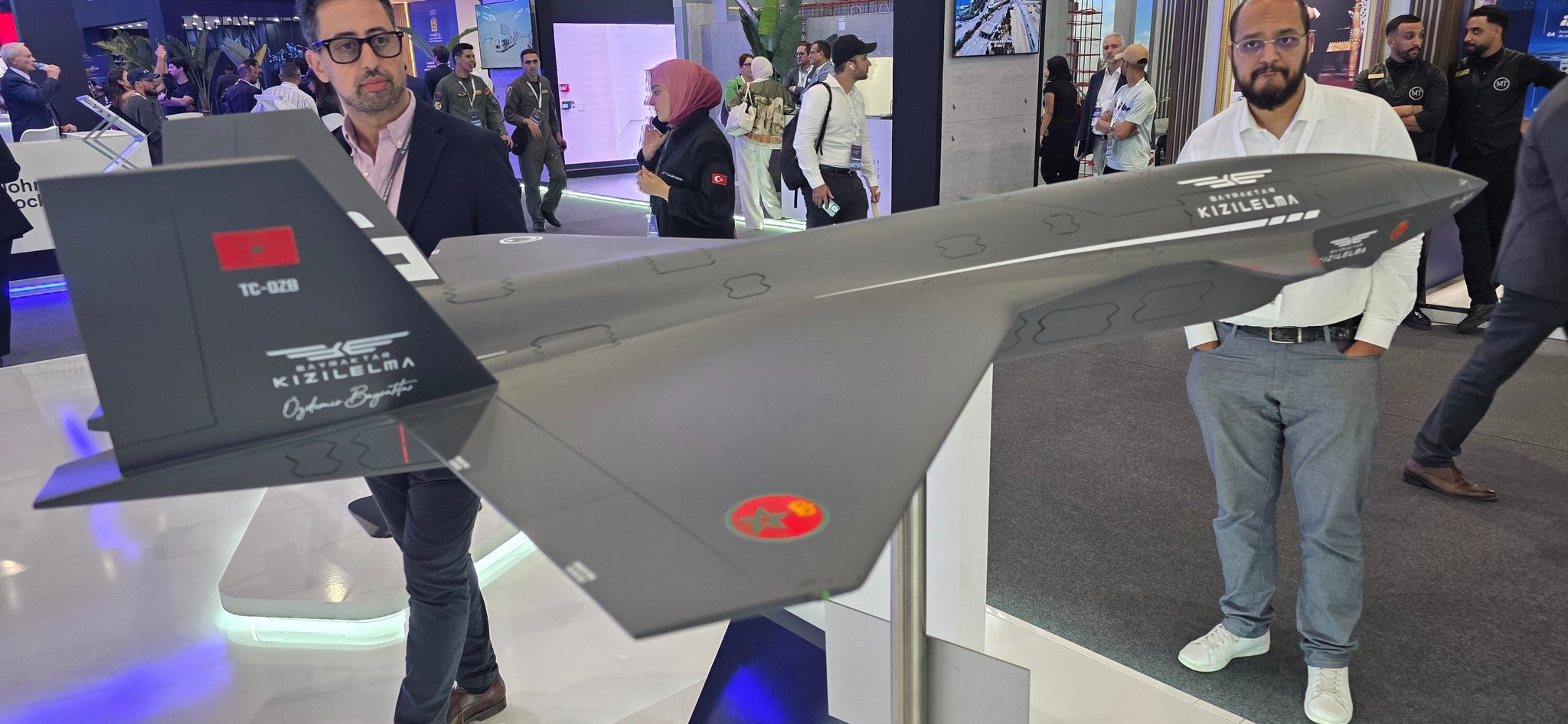 🇲🇦🇹🇷 Le Bayraktar Kızılelma, le drone de combat sans pilote développé par la Turquie, s’affiche avec les drapeaux marocain et turc au Marrakech Airshow !